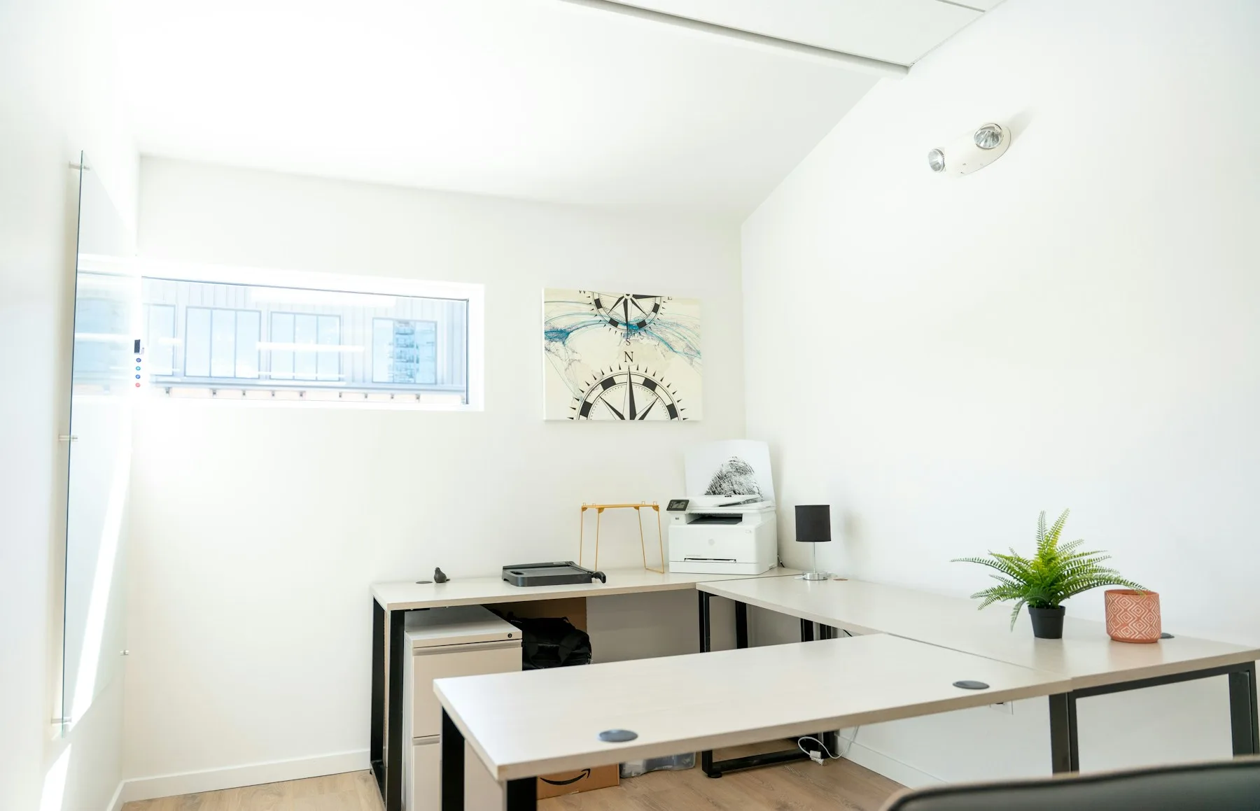 Aydınlık, düzenli ve anonim bir klinik görüşme alanı