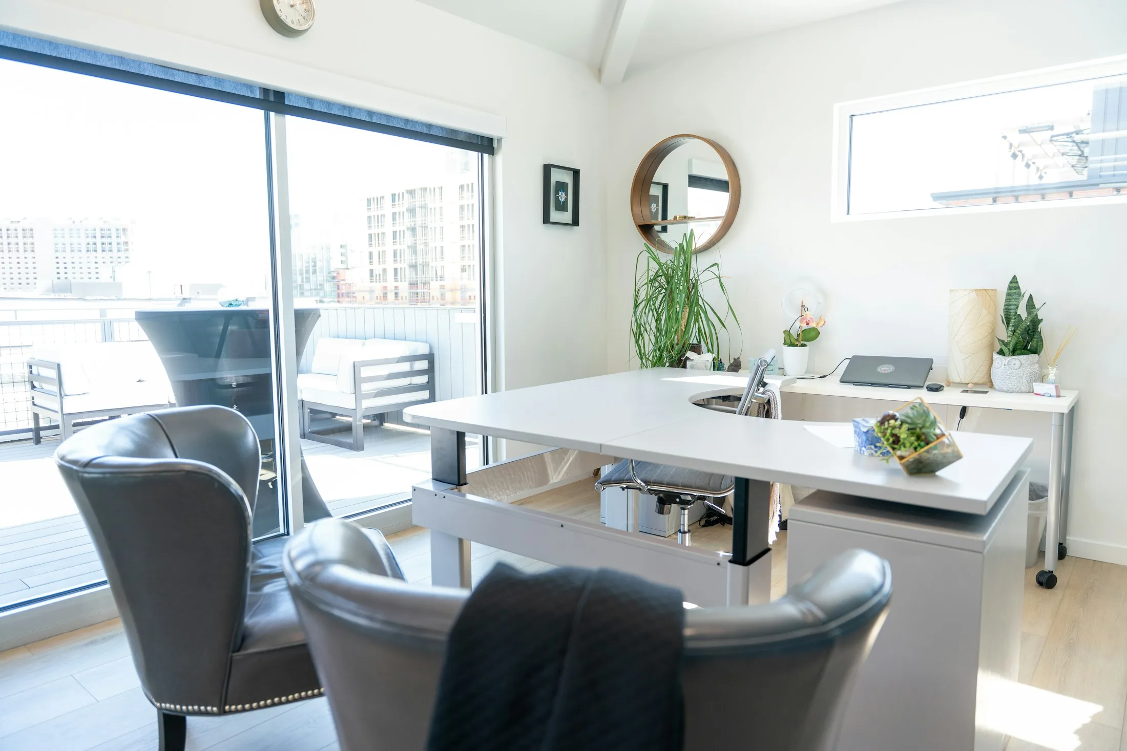 Sade ve profesyonel bir klinik ofis iç mekanı